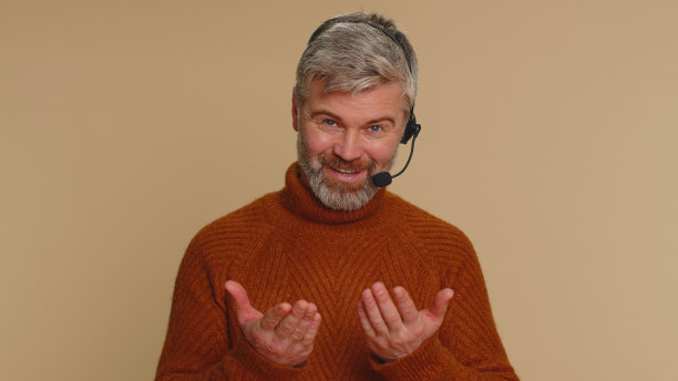 戴着耳机的男子自由职业者，呼叫中心，支持服务接线员热线沟通图片下载