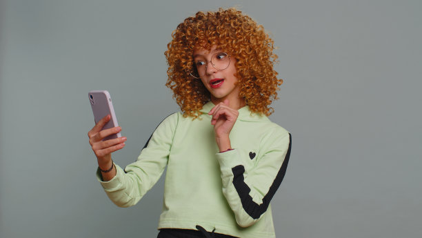 小女孩博主在智能手机上自拍，与订户进行在线视频通话图片下载