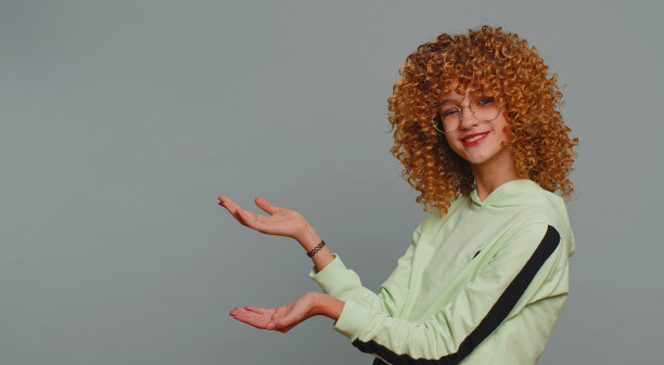 少女童指空处广告区为商业文字，复制空间为商品促销图片下载