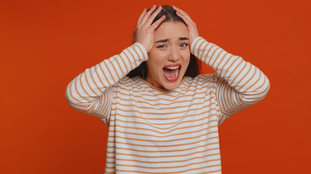 年轻女子因压力而尖叫紧张问题感到恐惧绝望恐惧惊讶震惊愤怒图片下载