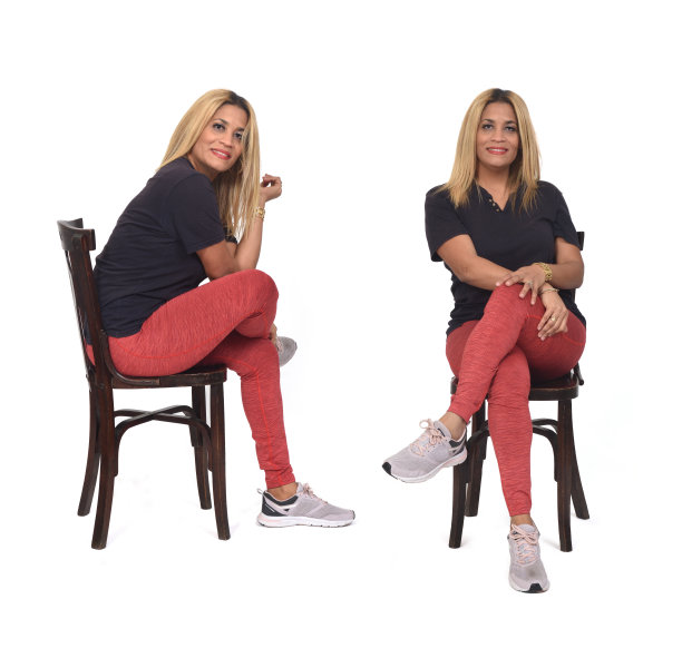 侧面和正面的观点，同样中年妇女坐在椅子上的白色背景图片下载