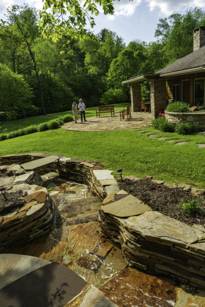 后院设有露台和瀑布图片下载