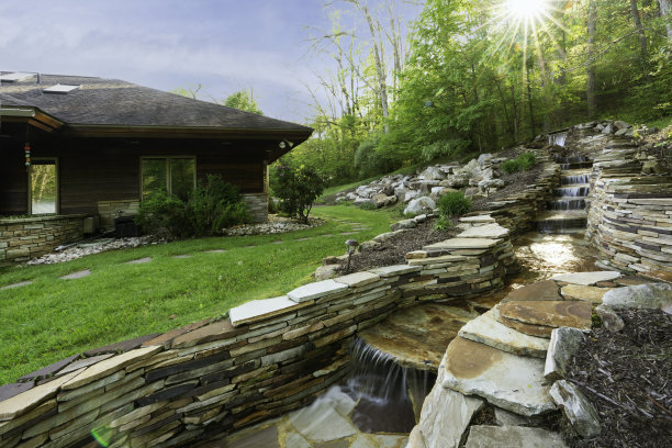 房子后面的瀑布图片下载