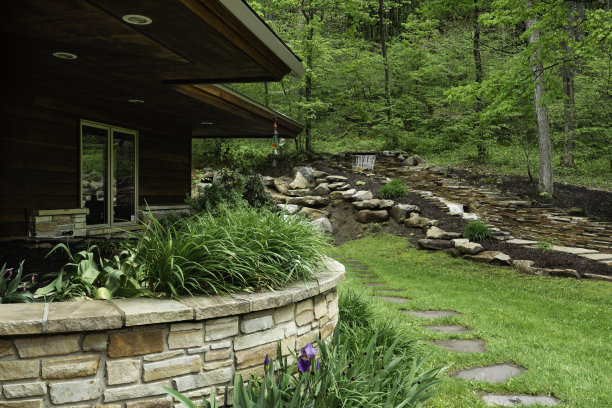 一户人家后院的瀑布图片下载