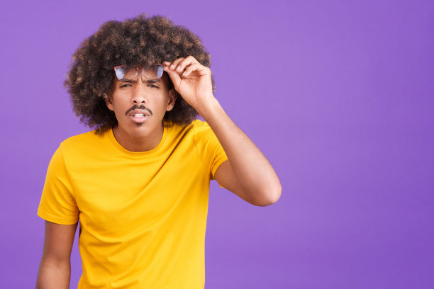 非洲男人摘下眼镜看得很远图片下载