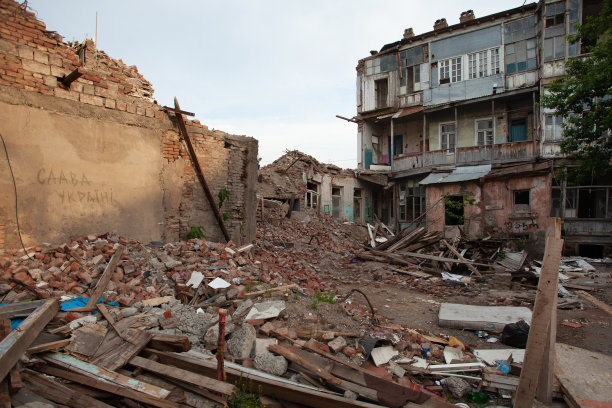 爆炸后被摧毁的废弃工业建筑图片下载