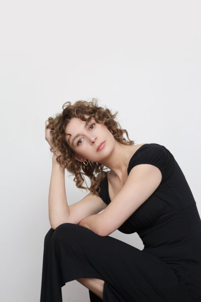 系列工作室照片的年轻女模特弹性黑白经典和百搭露肩礼服图片下载