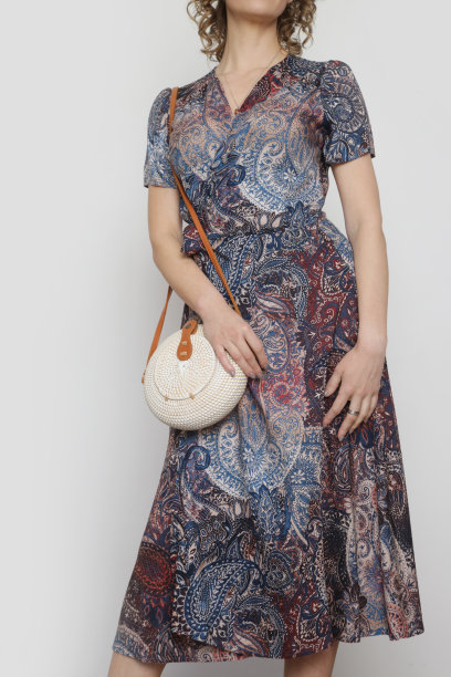 系列的工作室照片的年轻女模特在彩色的衣服图片下载