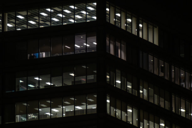 夜间办公大楼的正面图片下载