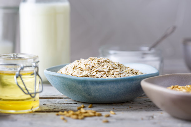 燕麦片，牛奶，蜂蜜和碗图片下载
