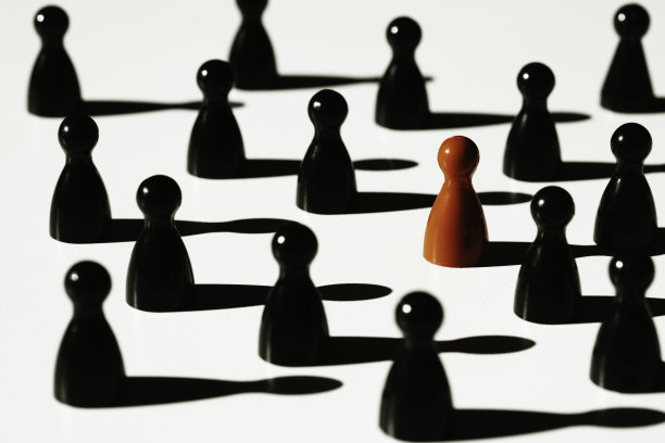 从人群中脱颖而出图片下载