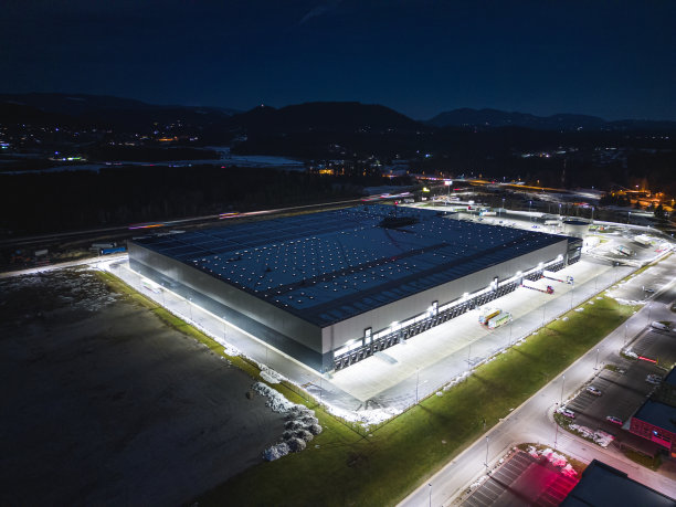 大型配送中心，夜间卡车等待装货，鸟瞰图图片下载