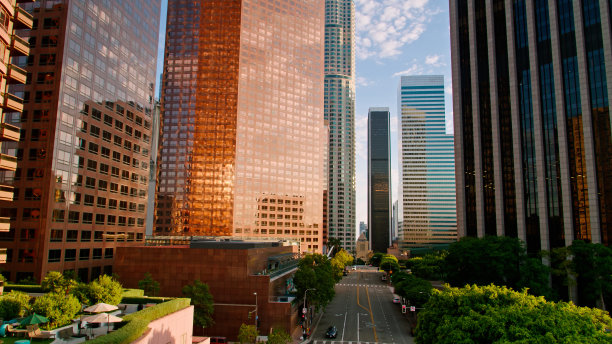 在一个春天的早晨俯瞰洛杉矶市中心金融区的塔楼图片下载