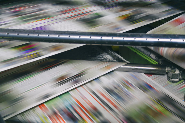 印刷厂的报纸折页机图片下载