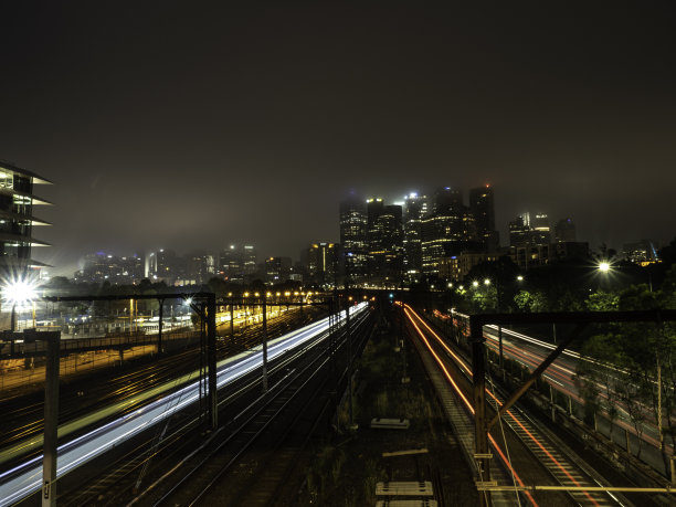 城市天际线和火车轨道图片下载