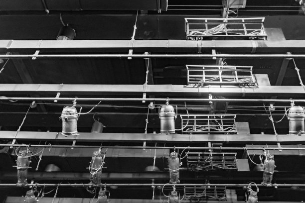 灯光设备悬挂在戏剧舞台上图片下载