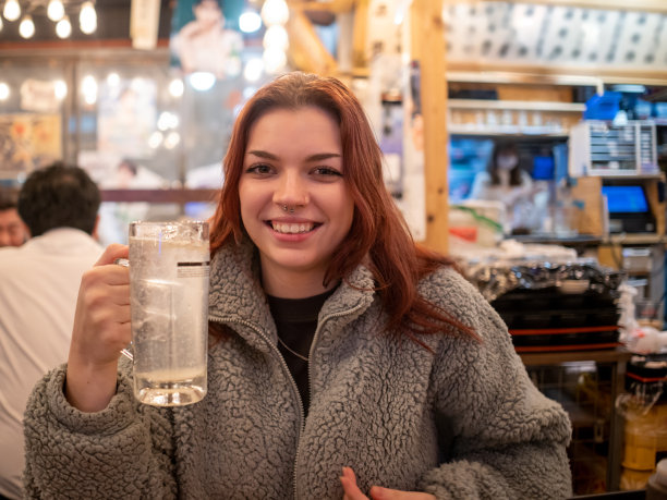 快乐的年轻女游客在日本居酒屋酒吧放松图片下载