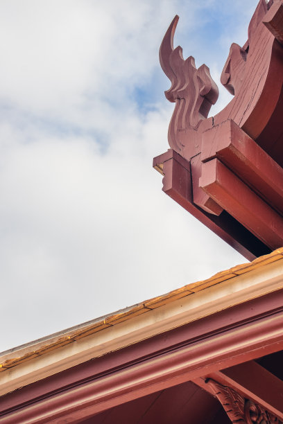 泰国式木制天花板与背景天空与复制空间图片下载