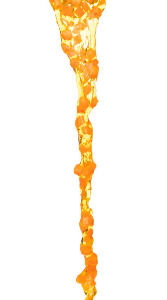 胡萝卜鲜切成方块状，用清水浇下。胡萝卜中的β -胡萝卜素呈橙色对健康有益。许多丁胡萝卜落与食用油。白色背景隔离，高速图片下载