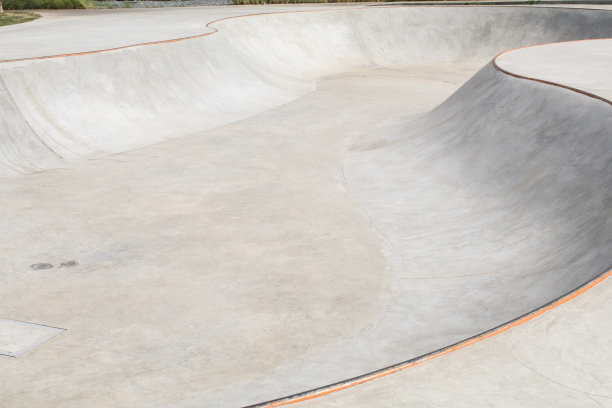 混凝土滑板公园与管道和跳台在公共公园。在房子附近做运动。极限运动员专用坡道。图片下载