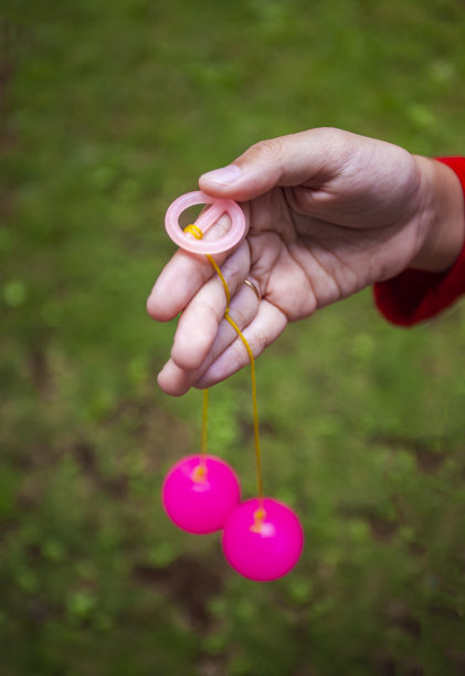 拉托拉托的选择性聚焦照片，这是一种传统的儿童玩具，目前正在走红，特别是在印度尼西亚。许多孩子都玩这个玩具。图片下载