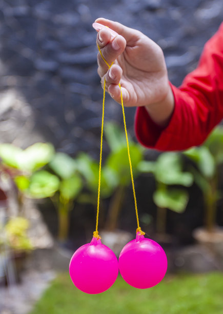 拉托拉托的选择性聚焦照片，这是一种传统的儿童玩具，目前正在走红，特别是在印度尼西亚。许多孩子都玩这个玩具。图片下载