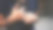 男性手戴手镯和戒指的特写。男人调整手指上的戒指。他把戒指戴在手上图片下载