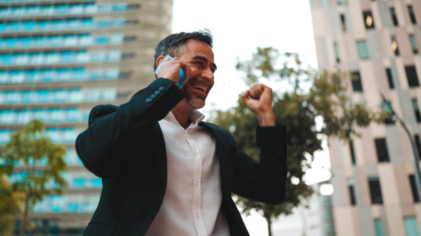 穿着办公服，留着整齐胡子的中年商人正在使用手机。成功男士在智能手机上深情交谈。失望,麻烦图片下载