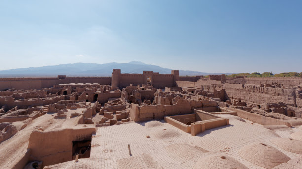 古Rayen城堡(Arg-e Rayen)及其土坯定居点的墙壁和塔楼遗迹，伊朗克尔曼省图片下载