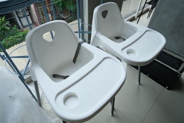 餐厅的婴儿高脚椅。空的白色塑料椅子。图片下载