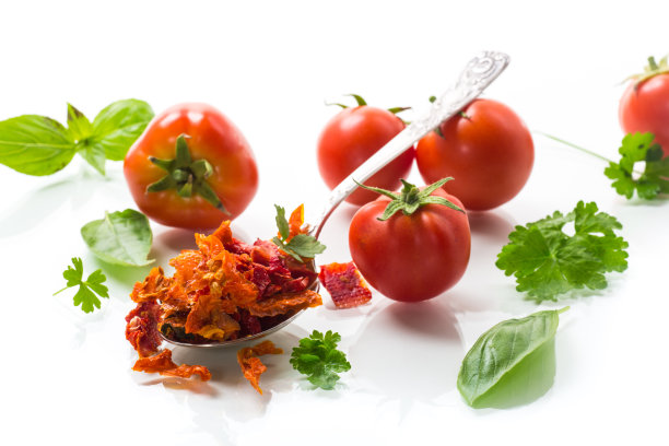 小片的干番茄和新鲜番茄放在一起图片下载