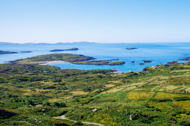 爱尔兰美丽的克里环岛的海滩、山丘和大西洋景观。是众多游客的旅游目的地图片下载