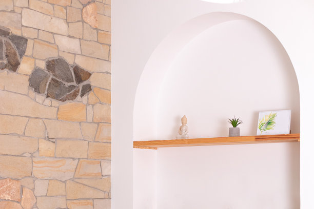 现代构成的侘寂室内与木制架子与家庭装饰。时尚的客厅内部。在时髦的波西米亚风格的卧室室内，有时尚装饰的拱形架子。北欧室内图片下载