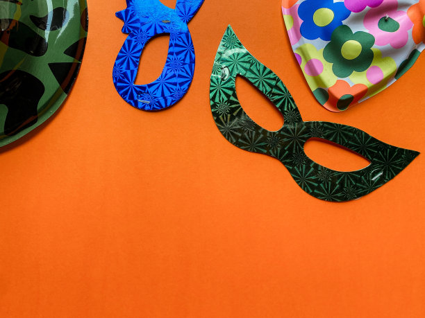 橙色背景与嘉年华面具图片下载