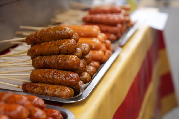 烧烤风格的猪肉香肠特写，路边准备的传统亚洲街头小吃。图片下载