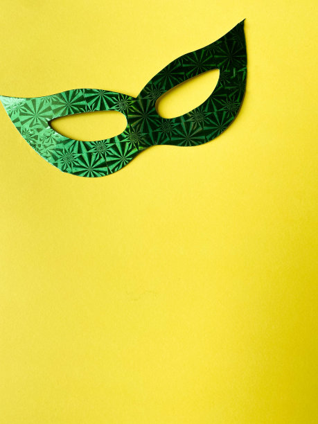 黄色背景与嘉年华面具图片下载