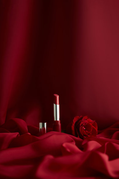 红色口红和玫瑰色天鹅绒背景图片下载