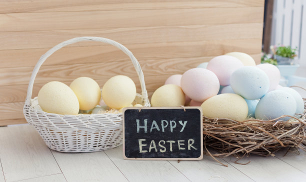 复活节彩蛋和黑板标志图片下载