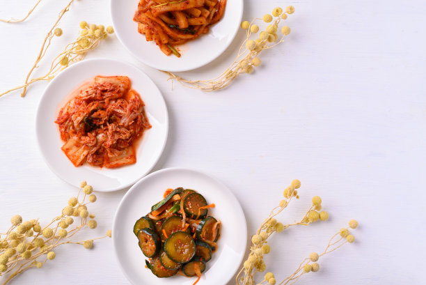 泡菜白菜，白底萝卜黄瓜，韩国菜自制小菜，俯视图图片下载