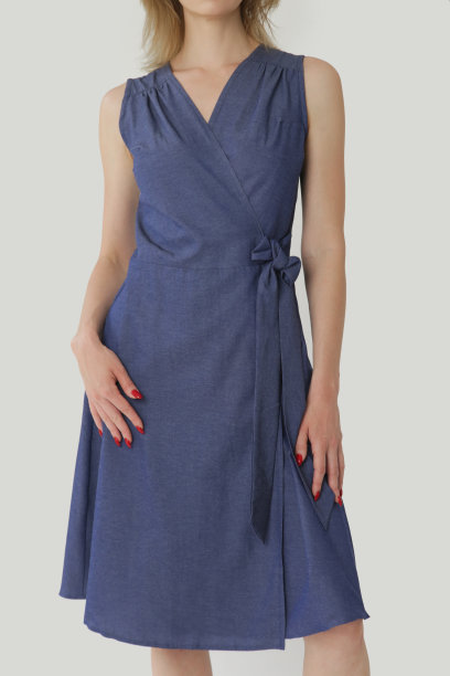 系列工作室的照片，年轻的女模特在棉牛仔无袖连衣裙包裹。图片下载