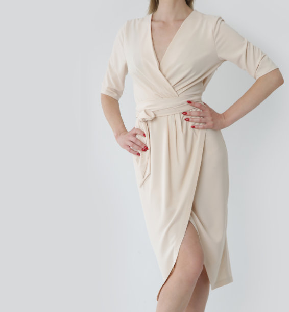 工作室拍摄的女人在经典的简单米色粘胶夏季连衣裙。图片下载