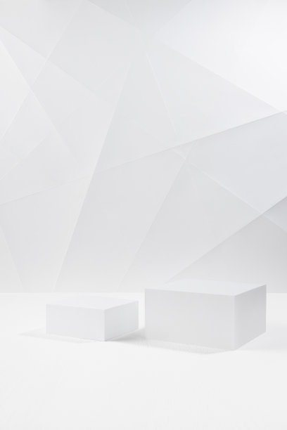 白色现代舞台，两个方形讲台，硬光模型，白色内饰，线条，图形几何最小风格的角度，用于展示化妆品，商品，品牌，垂直。图片下载