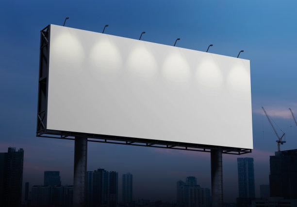 在蓝天背景上的户外广告牌模型与复制空间为您的标志或图形设计，3d渲染工作室图片下载
