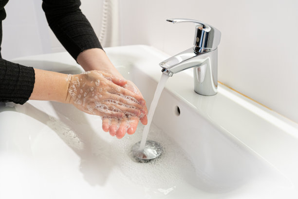用肥皂洗手特写。女人洗手掌，用肥皂擦手臂，洗手图片下载