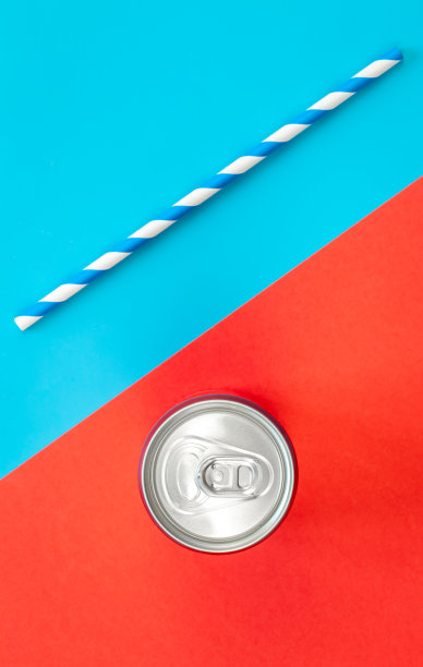 铝饮料或饮料罐，拉环在彩色背景上，平铺。图片下载