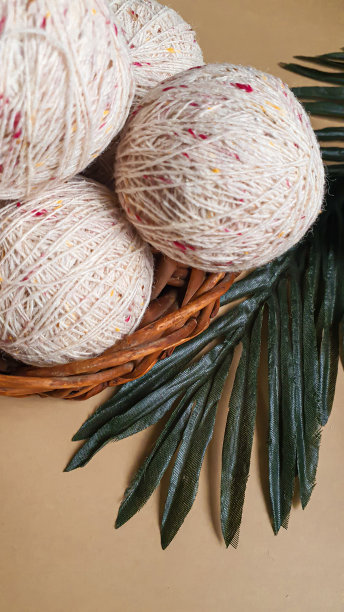 针织手工制品。彩色线针织织物。明亮的背景。图片下载