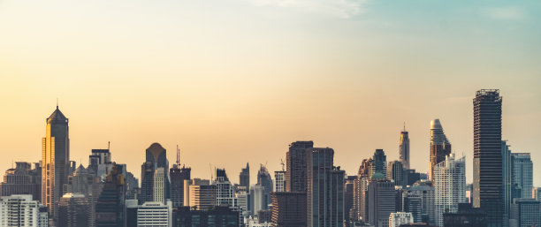 美丽的日落城市景观和大都市中心的高层建筑。市中心商业区全景。图片下载