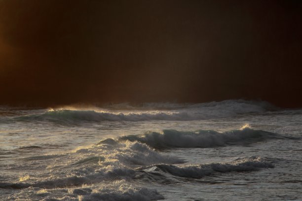 在黑暗中流动图片下载