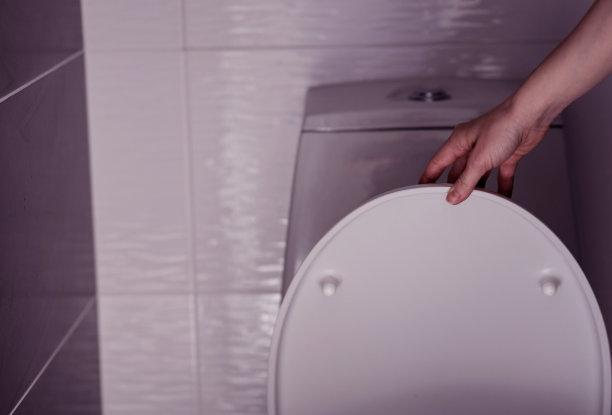 约曼的短手拿着马桶盖图片下载