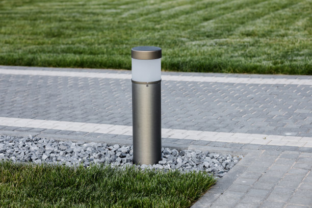 院子草坪上的室外灯图片下载